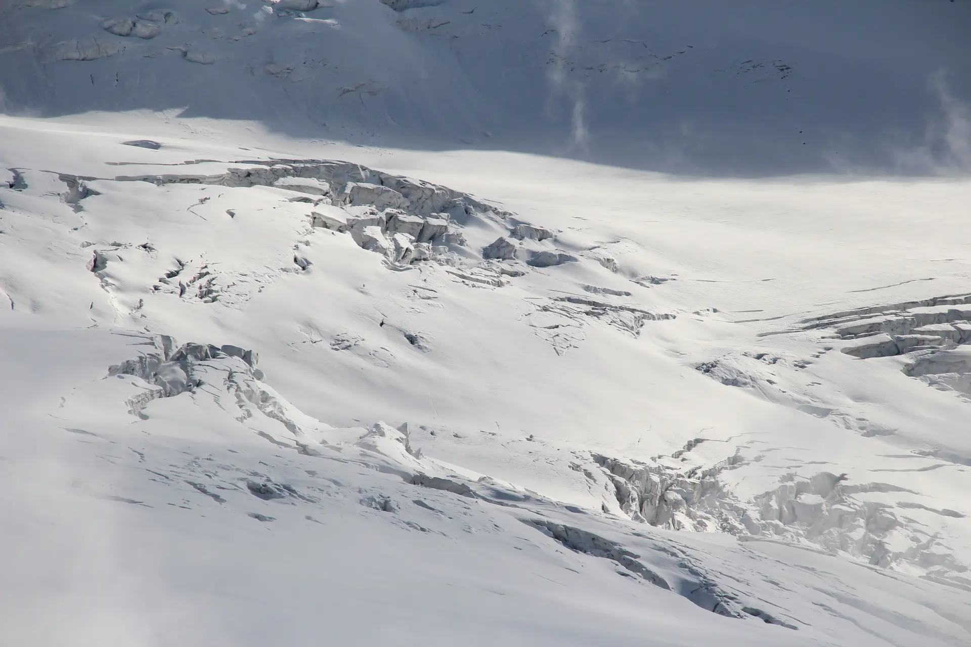Un voile presque nuptial recouvre les crevasses