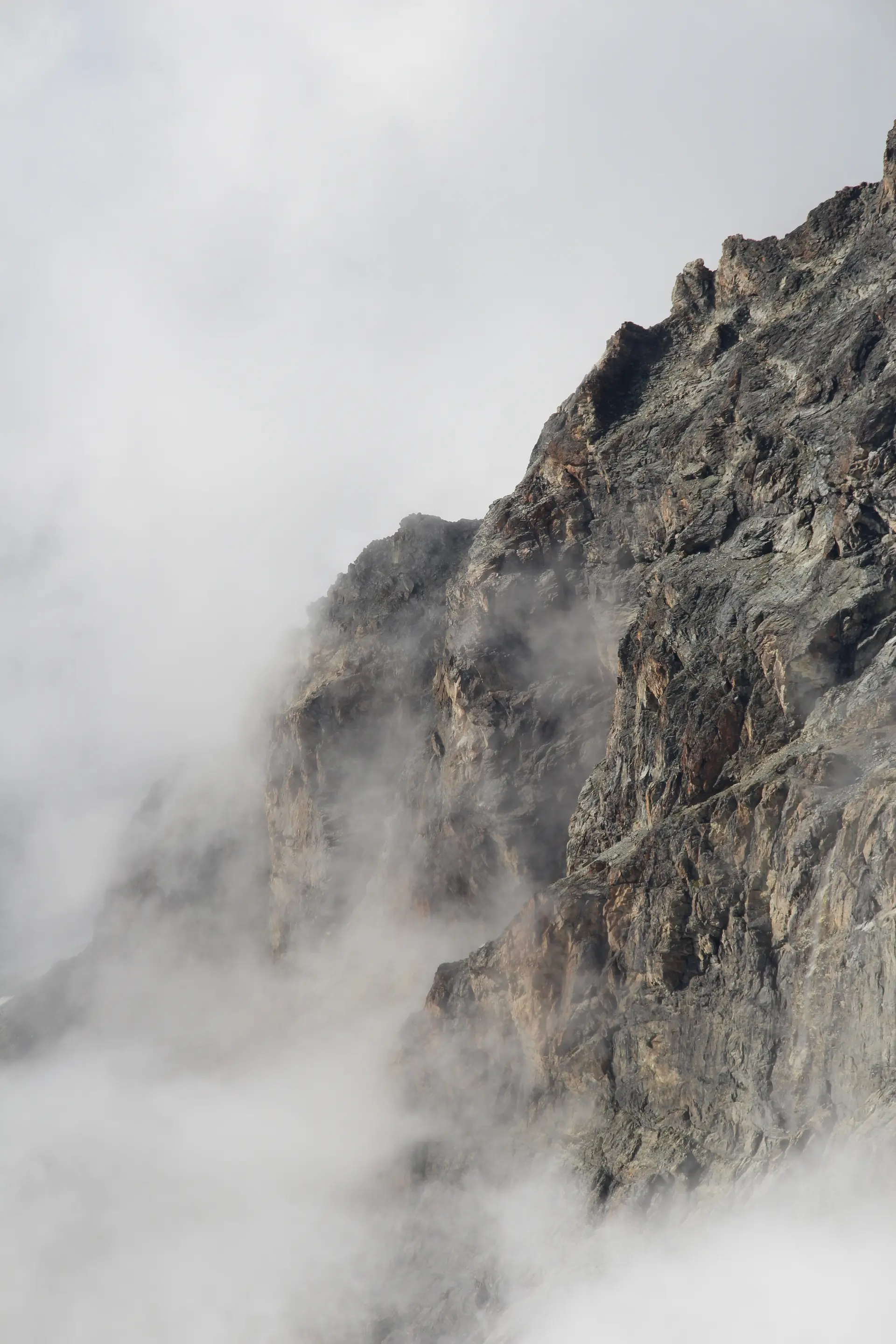 Roche et lumière rasante sur le gneiss hérensard
