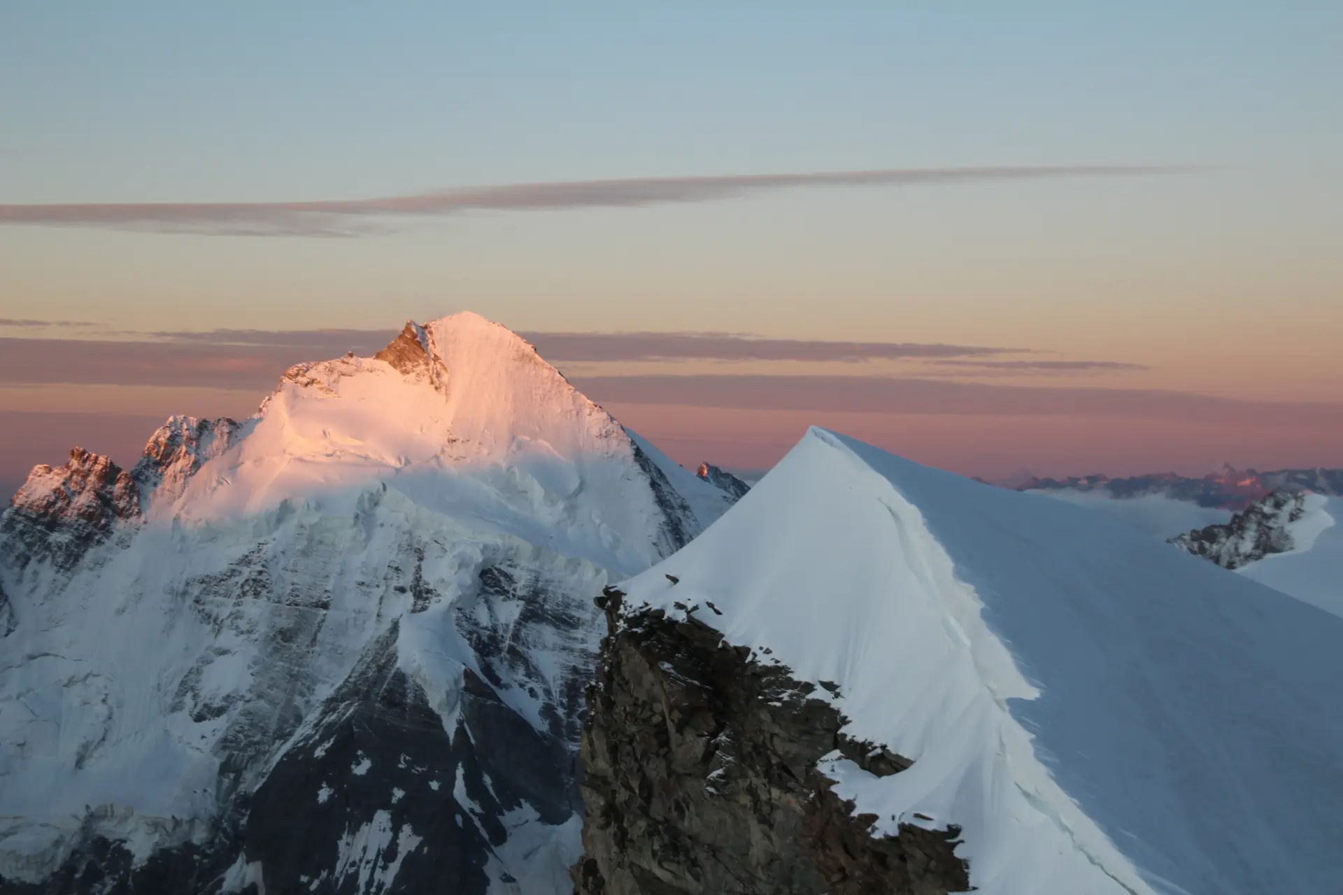 L'aube se lève sur la Dent d'Hérens et le Wandfluehorn