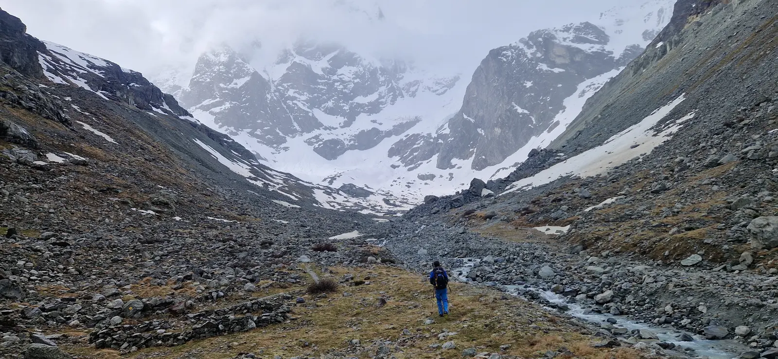Mythique ligne de pente raide dans la face SW de la Dent d'Hérens — photo 2
