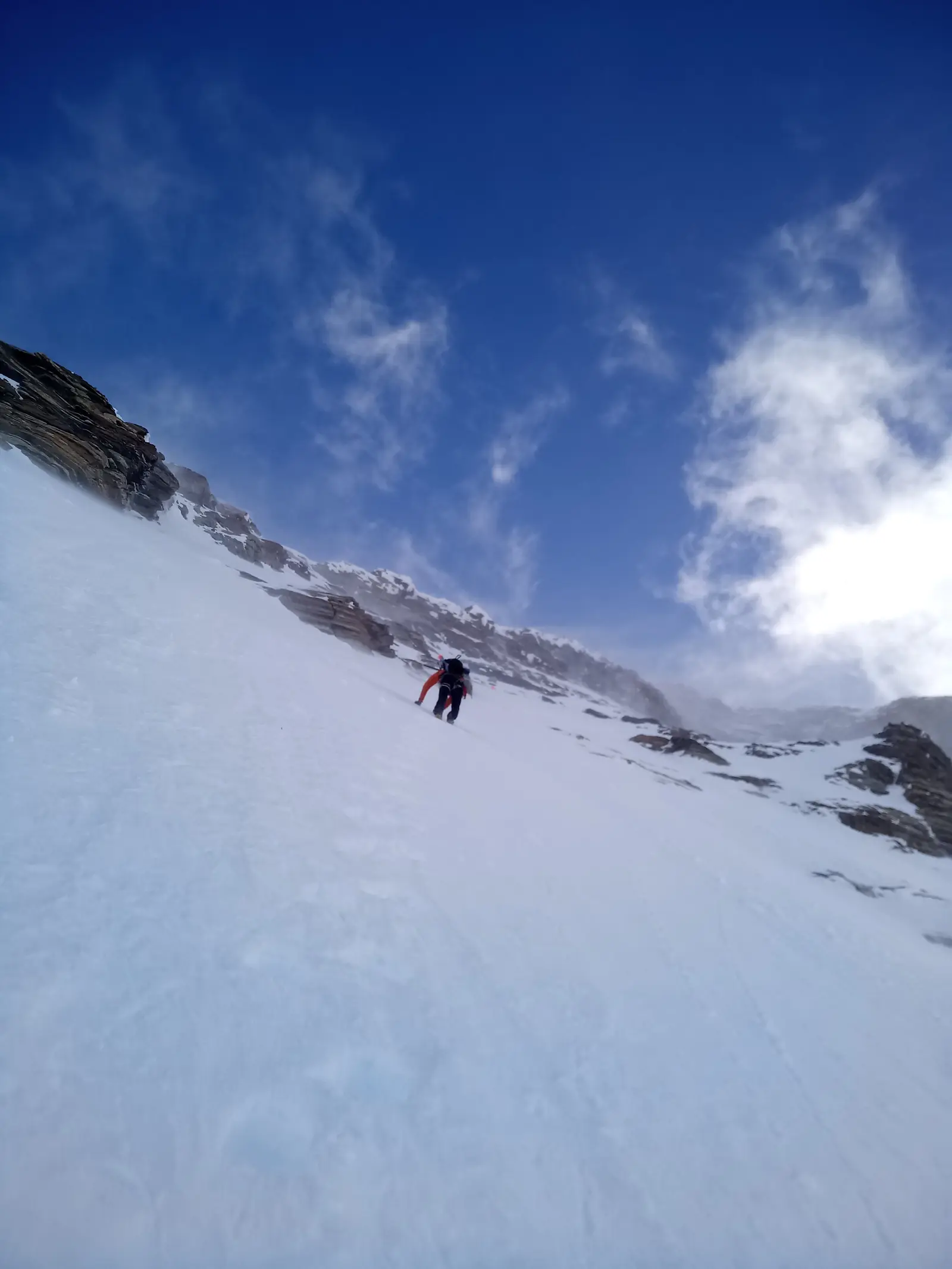 Mythique ligne de pente raide dans la face SW de la Dent d'Hérens — photo 6