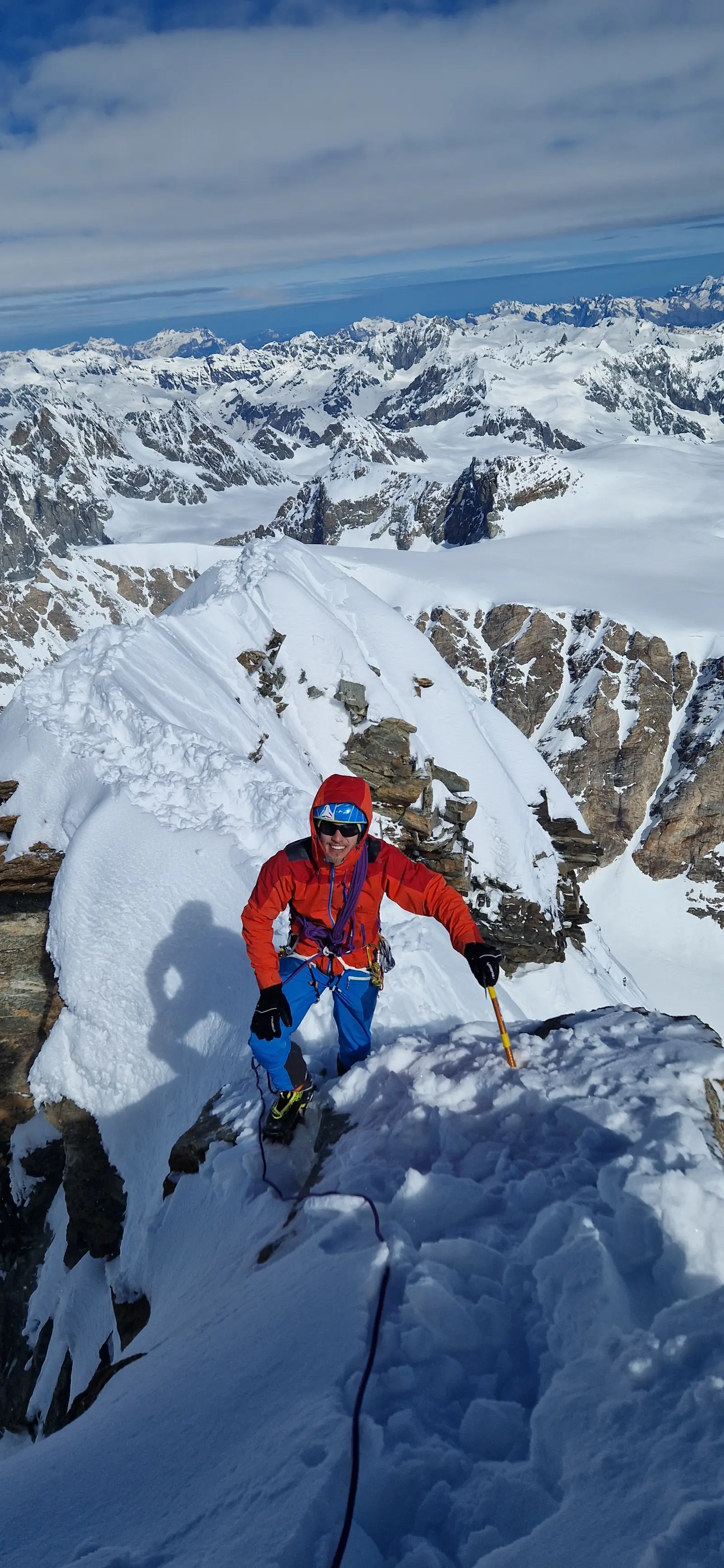 Mythique ligne de pente raide dans la face SW de la Dent d'Hérens — photo 7