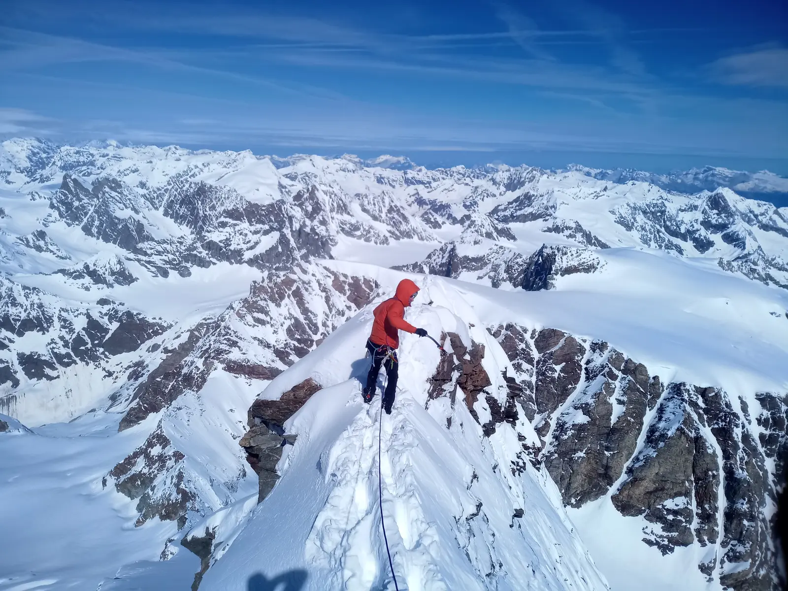 Mythique ligne de pente raide dans la face SW de la Dent d'Hérens — photo 8
