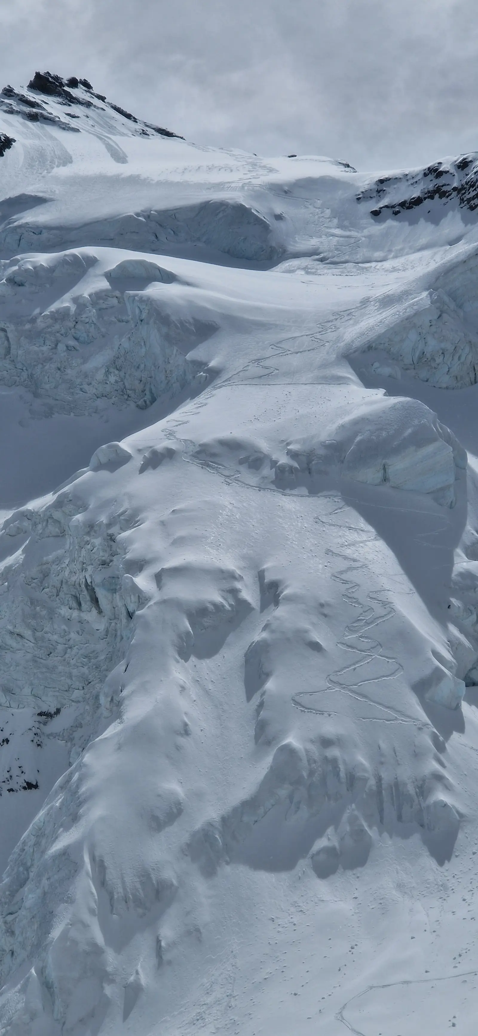 Mythique ligne de pente raide dans la face SW de la Dent d'Hérens — photo 12